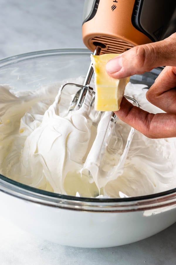 adding butter to swiss meringue