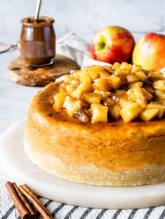 dulce de leche apple cheesecake topped with apples