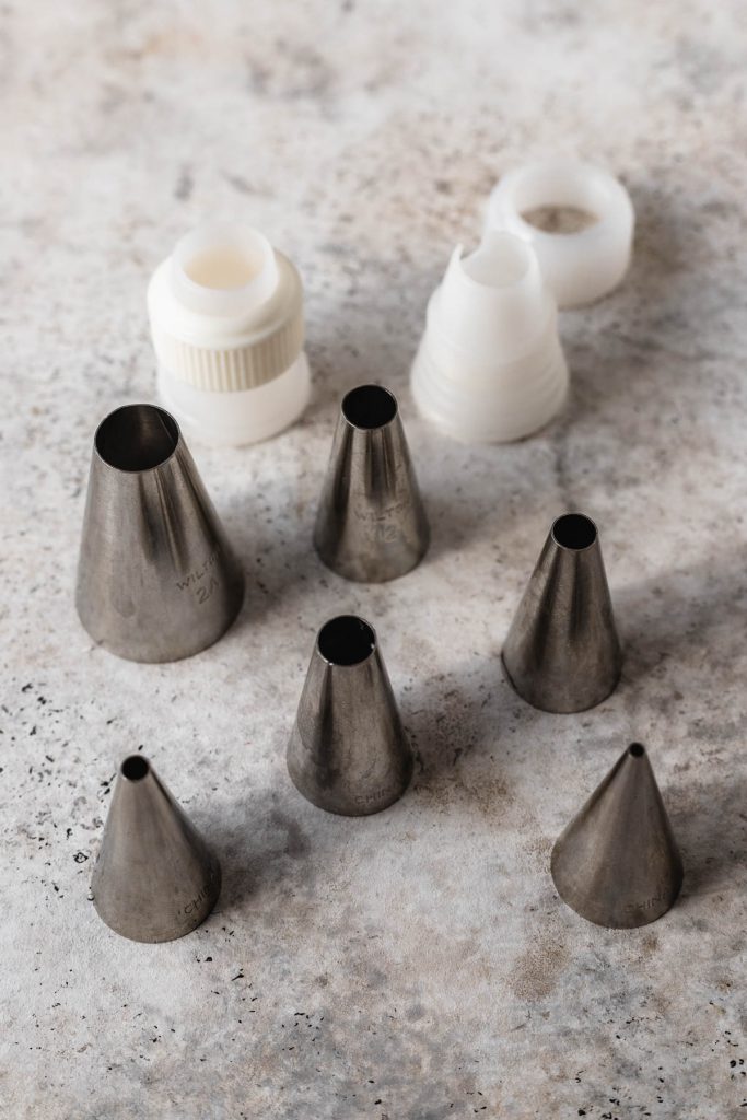 different piping tips with different sizes.