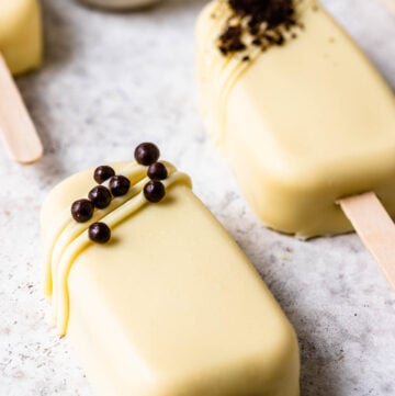 cookies and cream cakesicles.