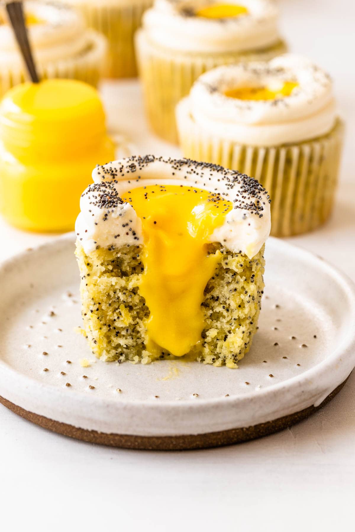 https://www.piesandtacos.com/wp-content/uploads/2022/08/lemon-poppy-seed-cupcakes-9.jpg