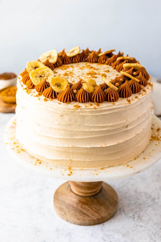 banoffee cake with dulce de leche cream cheese frosting, topped with dulce de leche and bananas.