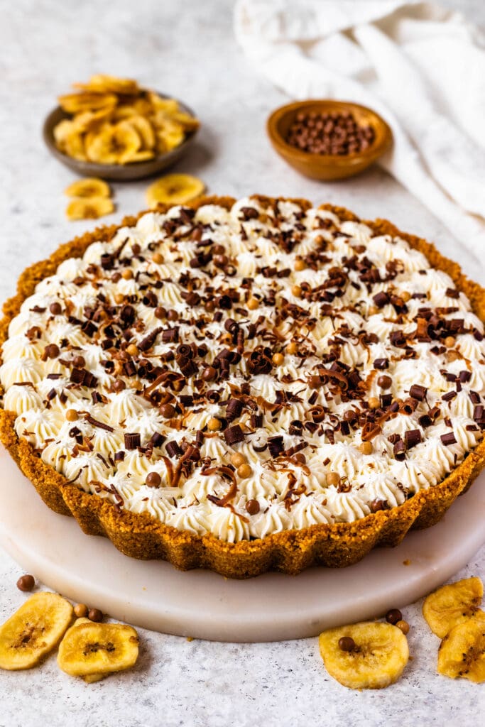 Vegan Banoffee Pie with shaved chocolate on top.